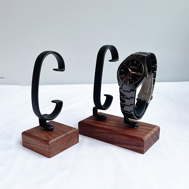 Drewniany stojak na zegarki w  – Jewelry And Watches Inc recenzja i cena